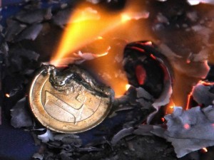 (ILLUSTRATION) An illustration dated 17 April 2012 shows a one euro coin in the middle of burning paper in Berlin, Germany. Photo: WOLFGANG KUMM  -ALLIANCE-INFOPHOTO